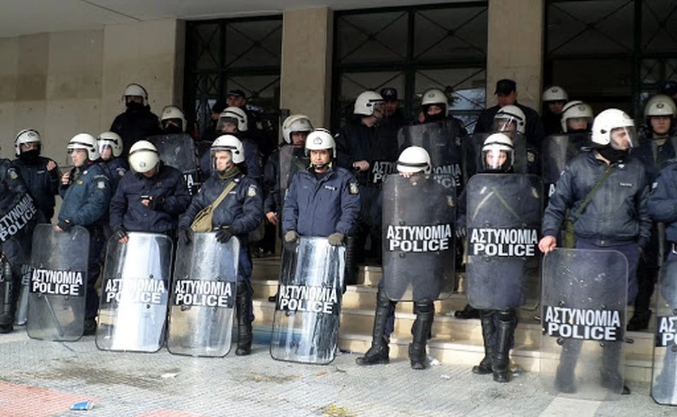 Πολίτες κατά αστυνομικών: «Θα πεθάνετε»! 